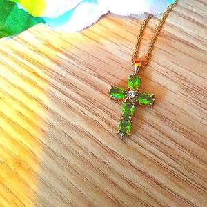 Avon Diamond and Peridot Necklace and Bracelet Set in Gold in Great Condition